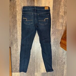 Woman’s American Eagle skinny jeans